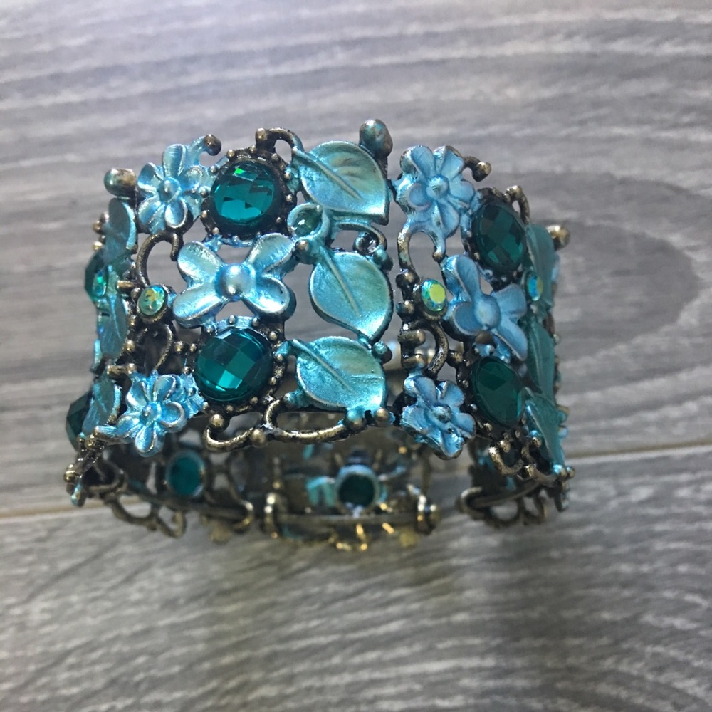 Metal floral bangle